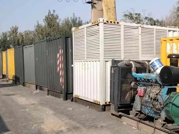 三更罗镇200KW柴油发电机机组每小时油耗是多少？