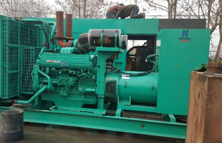 三更罗镇发电机组如何判断水冷式机油散热器内部是否需要清洗？